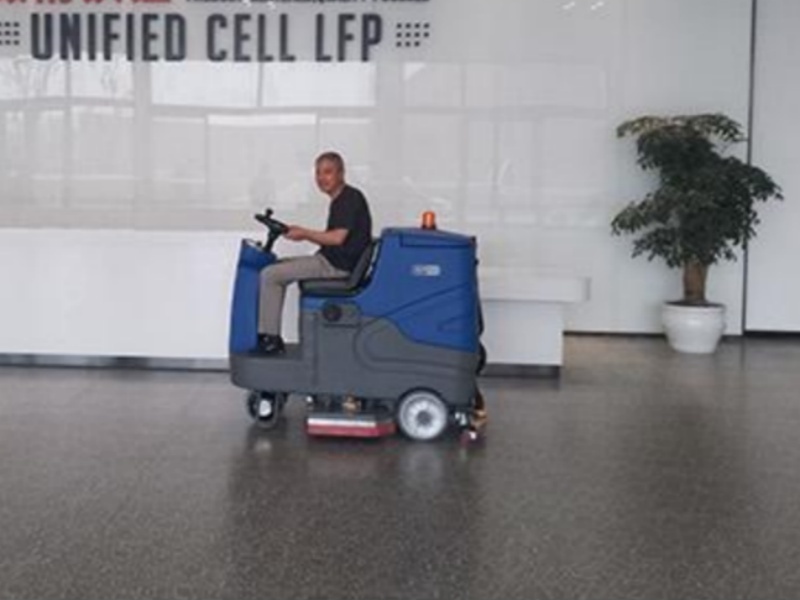 Ride-on type floor scrubber